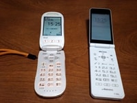 ARROWS ケータイ F-05G と docomo F883iS の寫眞