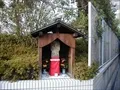 ビルの裏のお地藏さんの寫眞